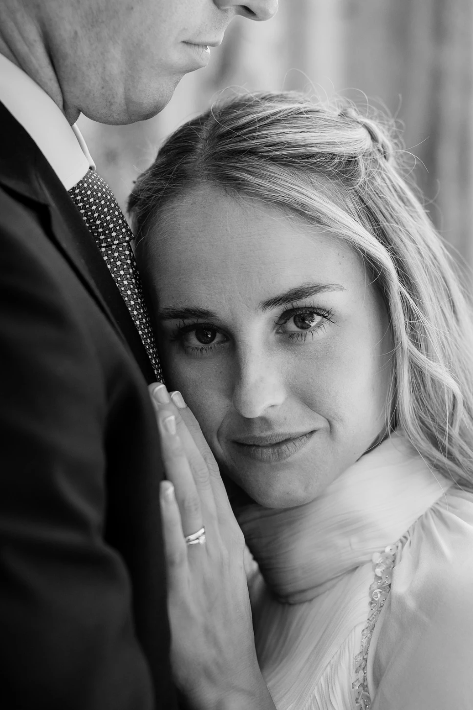 Retrato íntimo de la novia apoyada en el novio