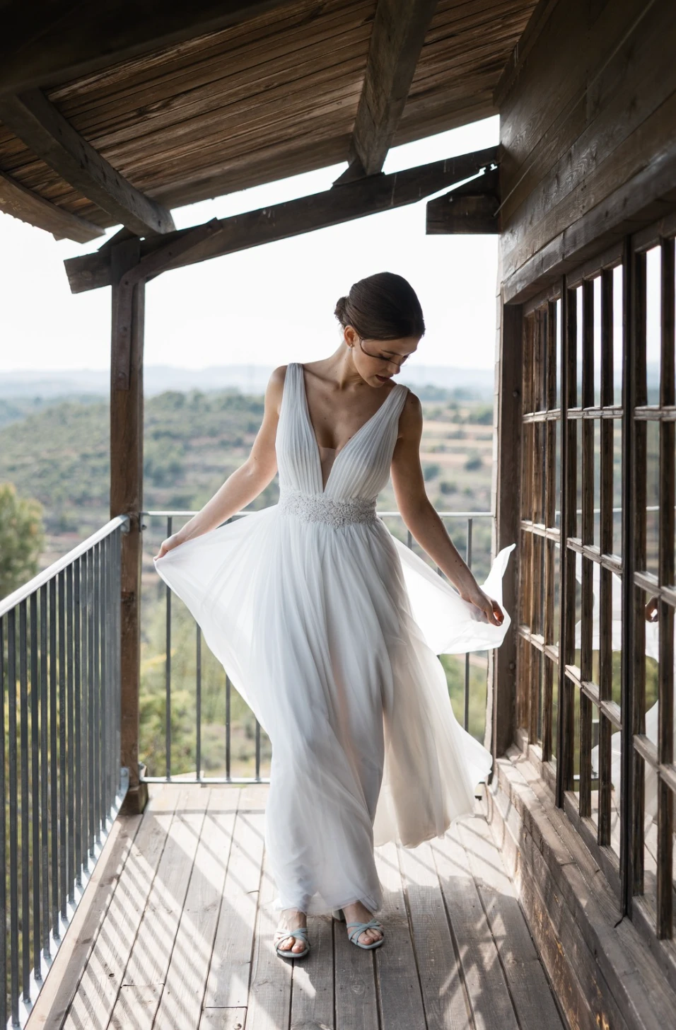 Novia en un balcón de madera con vistas al paisaje